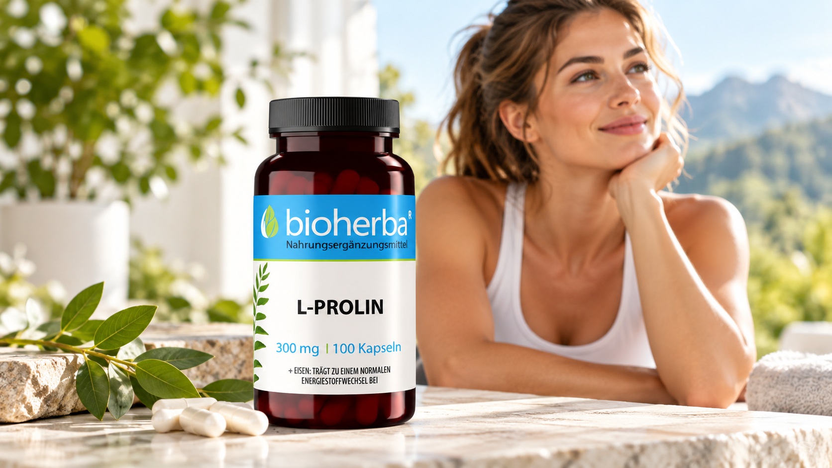 Bioherba L-Prolin 300 mg im Vordergrund auf einem Tisch, dahinter eine Frau in heller, nat&uuml;rlicher Umgebung.