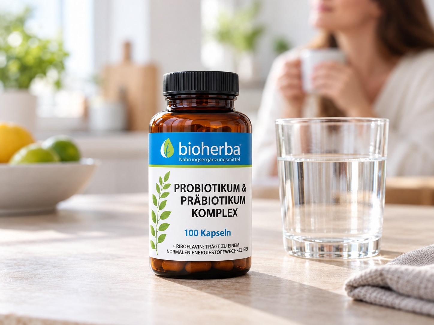 Bioherba Brennnessel Extrakt 250 mg mit Eisen &ndash; 100 Kapseln auf einem Tisch mit Brennnesselbl&auml;ttern und einem Mann im Hintergrund