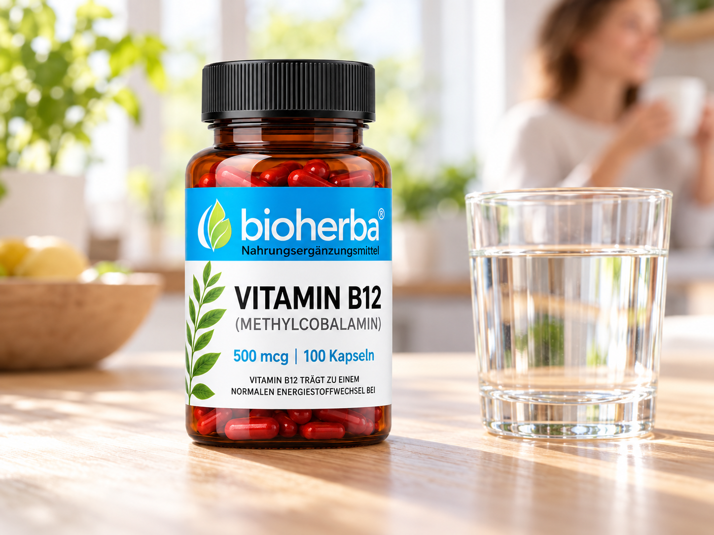 Bioherba Brennnessel Extrakt 250 mg mit Eisen &ndash; 100 Kapseln auf einem Tisch mit Brennnesselbl&auml;ttern und einem Mann im Hintergrund