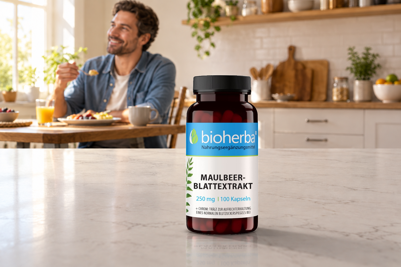 Maulbeerblattextrakt 250 mg &ndash; 100 Kapseln vor einem Mann beim Fr&uuml;hst&uuml;ck