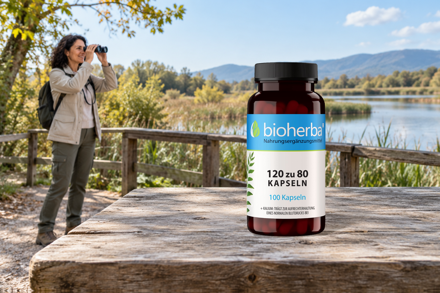 120 zu 80 Kapseln &ndash; Produktflasche in einer Szene mit Menschen