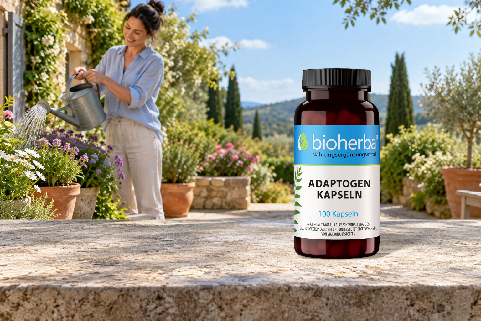 Adaptogen Kapseln &ndash; Produktflasche in einer Szene mit Menschen