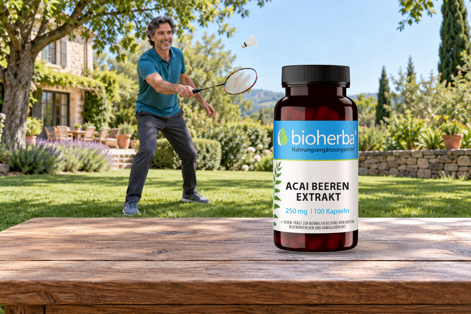Acai Beeren Extrakt 250 mg &ndash; 100 Kapseln auf einem Holztisch; ein Mann spielt Badminton im Garten