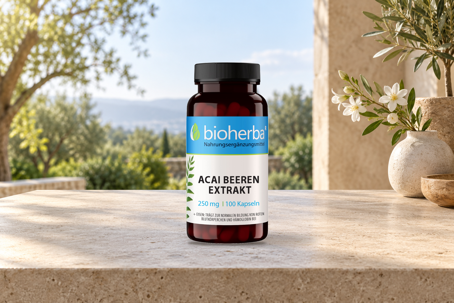 Acai Beeren Extrakt auf einem hellen Terrassentisch mit Blumen, ohne Personen