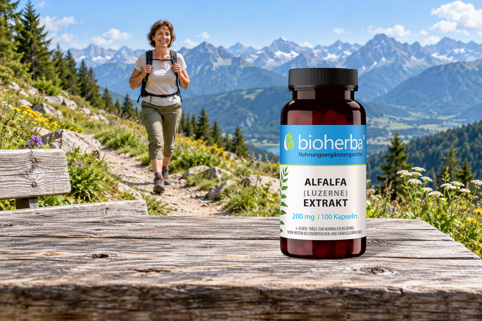 Alfalfa Extrakt 200 mg – 100 Kapseln auf einem Holztisch; eine Wanderin vor einer Berglandschaft
