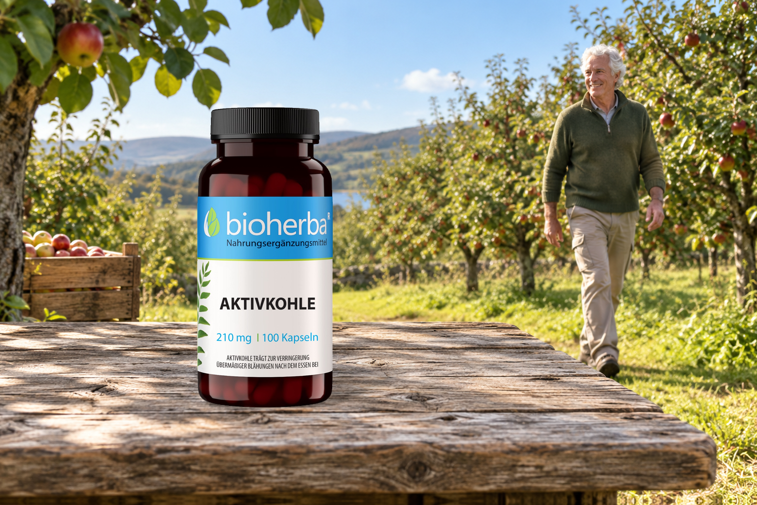 Aktivkohle &ndash; Produktflasche in einer Szene mit Menschen