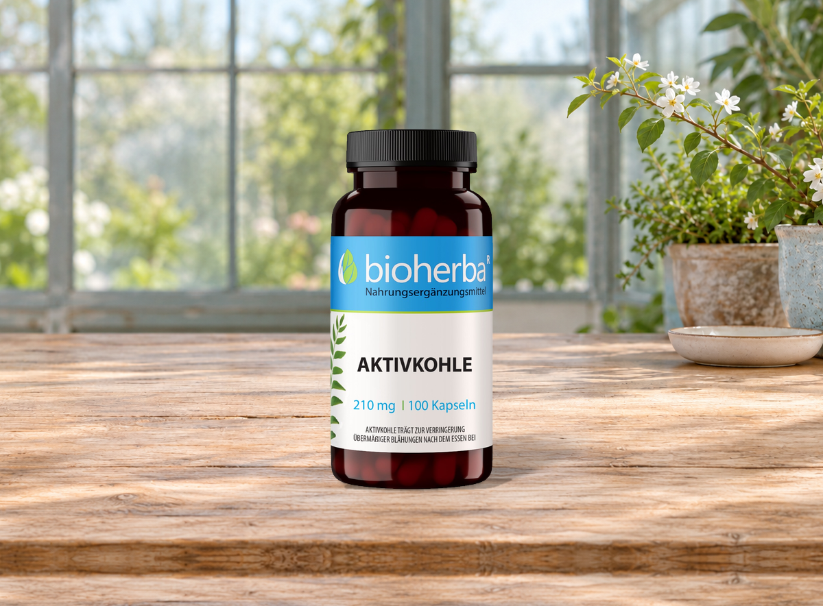 Aktivkohle &ndash; Produktflasche in einer Szene ohne Menschen