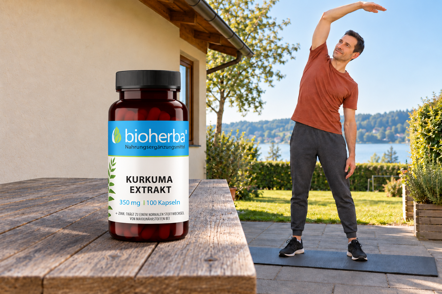 Kurkuma Extrakt auf einem Holztisch; ein Mann bei einer Dehnübung im Garten