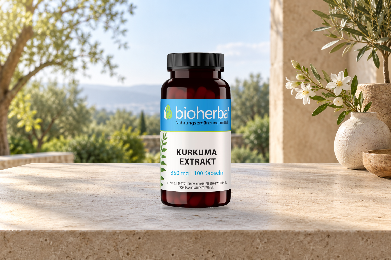 Kurkuma Extrakt auf einem Tisch mit Blumen, ohne Personen