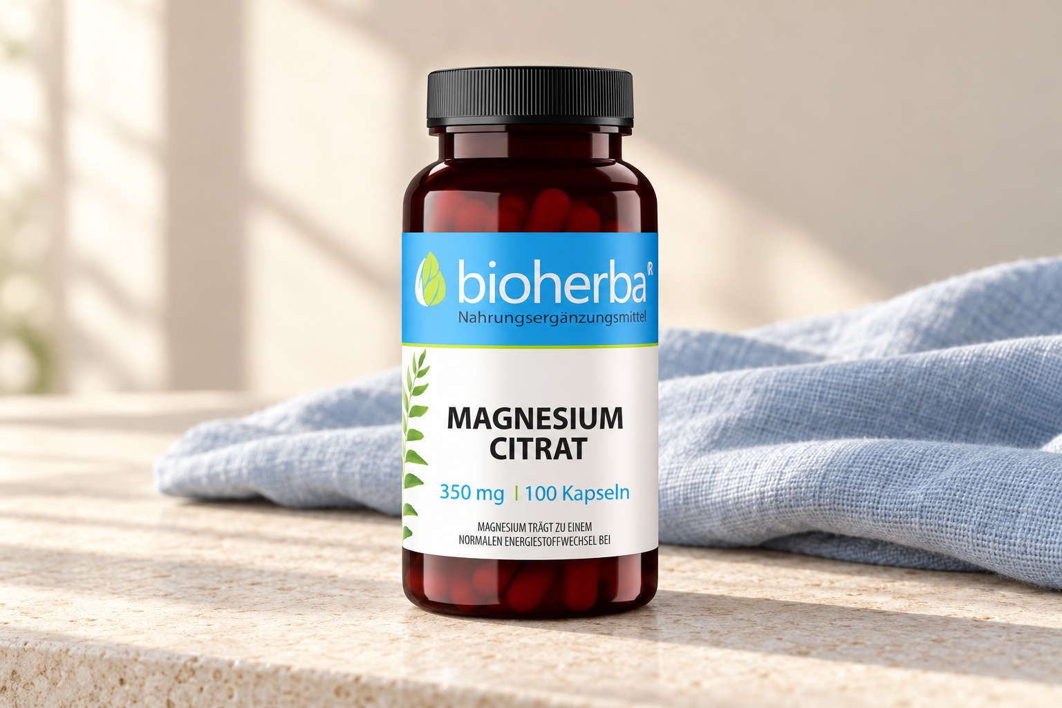 Bioherba Magnesium Citrat 350 mg auf hellem Stein mit blauem Leinen – KI-generierte Produktdarstellung