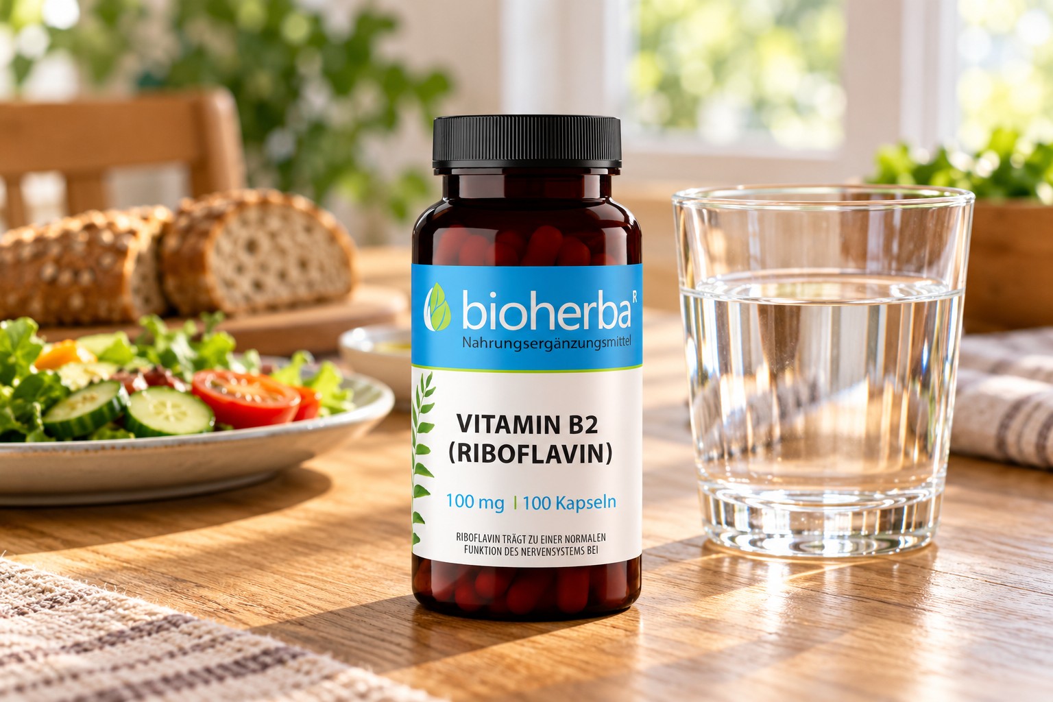 Bioherba Vitamin B2 Riboflavin neben einem Glas Wasser zu einer Mahlzeit &ndash; KI-generierte Lifestyle-Darstellung