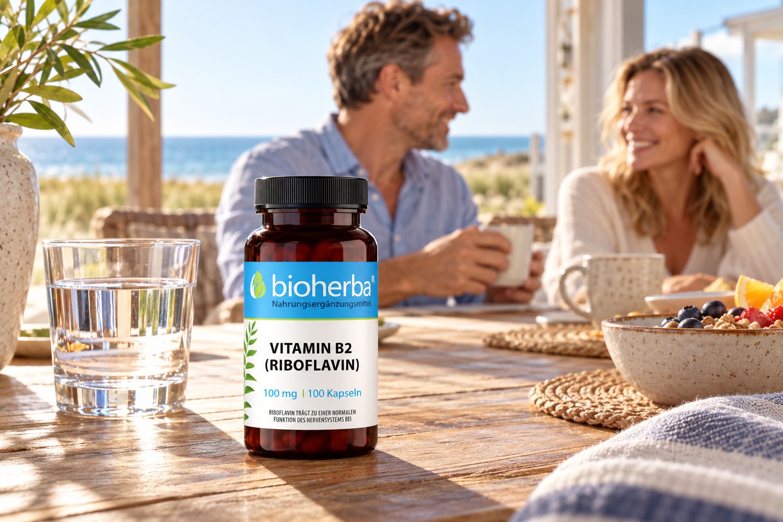 Bioherba Vitamin B2 Riboflavin 100 mg mit einem erwachsenen Paar im K&uuml;stenhaus &ndash; KI-generierte Lifestyle-Darstellung